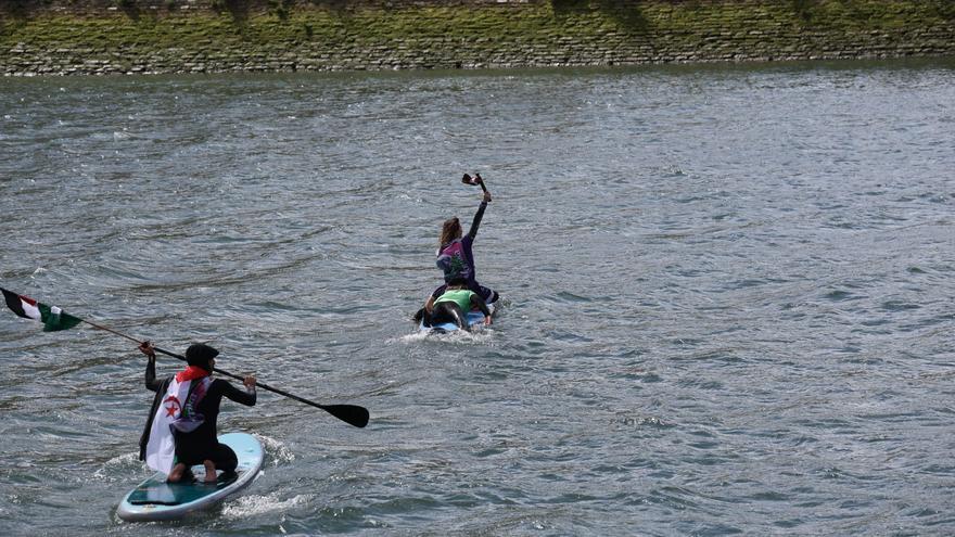 Korrikaren lekukoak paddle surfean zeharkatu du Bilboko itsasadarra