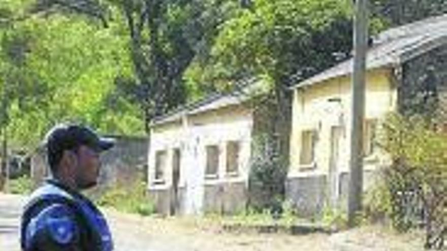 Un soldado, junto al cuartel.