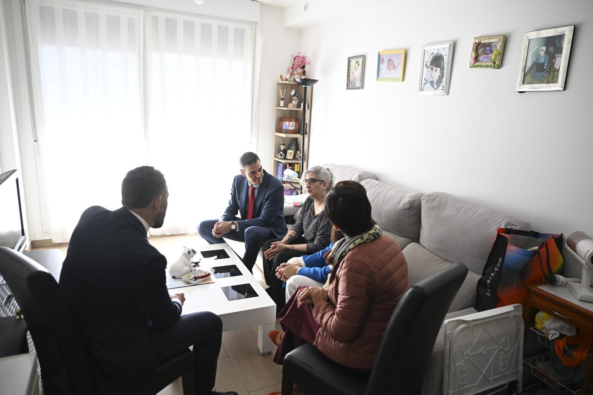 En imágenes: Pedro Sánchez visita una promoción de pisos de alquiler social en Arkaiate