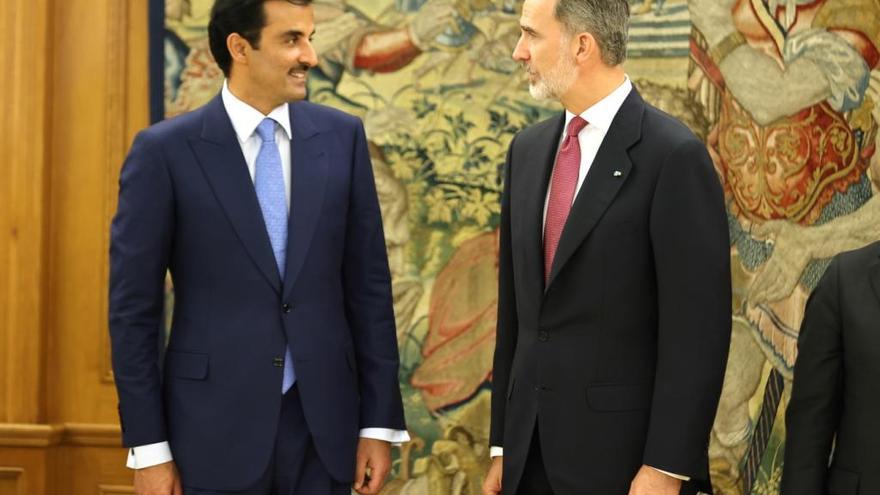 Felipe VI agasaja al emir Tamim bin Hamad al Thani de Catar para que afloje la cartera Felipe VI agasaja al emir Tamim bin Hamad al Thani de Catar para que afloje la cartera