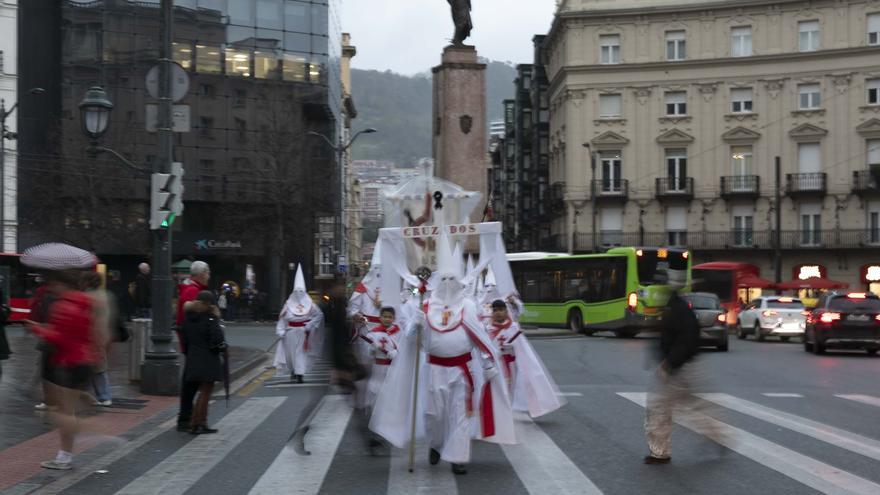 Saetas y euskera al paso del Nazareno por Bilbao