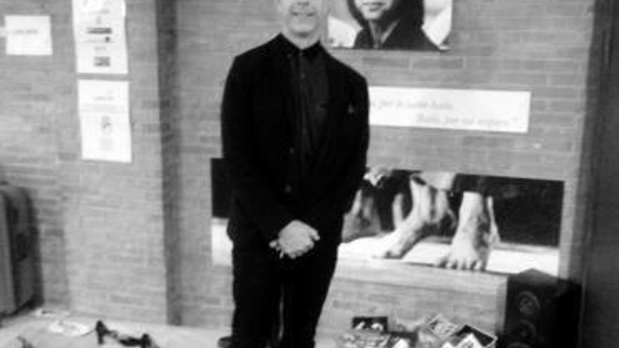 Juan de Torres, hijo de Karmen Larumbe, en la exposición.