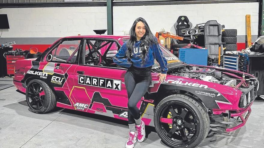 @yanibeldiaz_, la irundarra más viral de los circuitos de drift con sus derrapes en su &#039;bala rosa&#039;