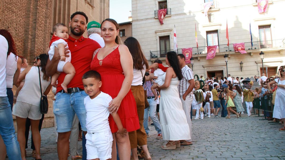 Unos padres posan con sud dos hijos después de recibir el pañuelo del pequeño.