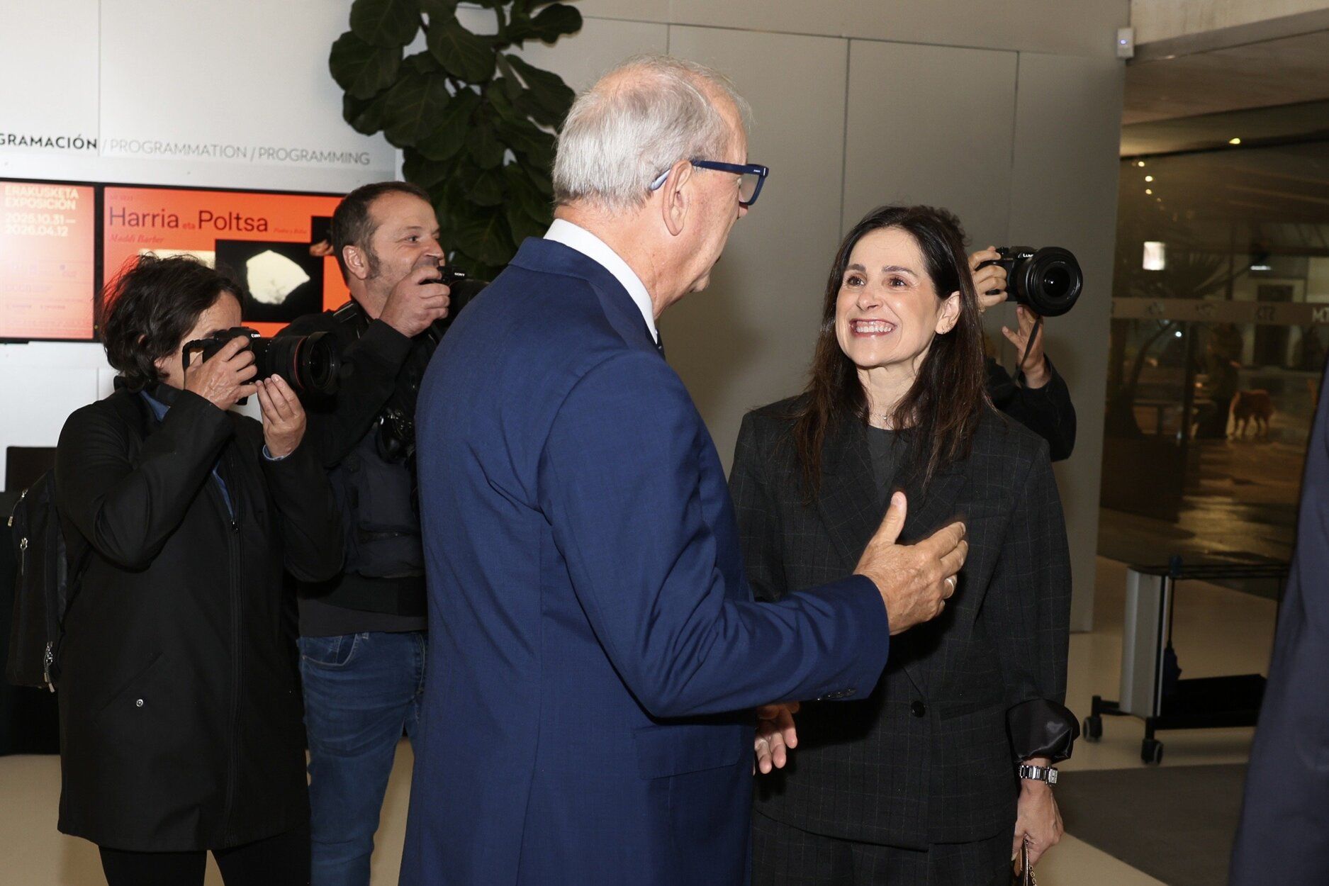 El director general del Grupo Noticias, Juanjo Baños, y la presidenta del Parlamento, Bakartxo Tejeria.