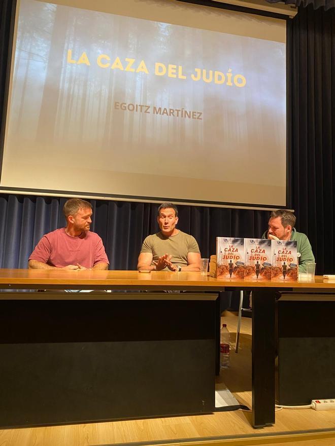 Flanqueado por Sergio Pérez y Ander Rivero en la presentación.