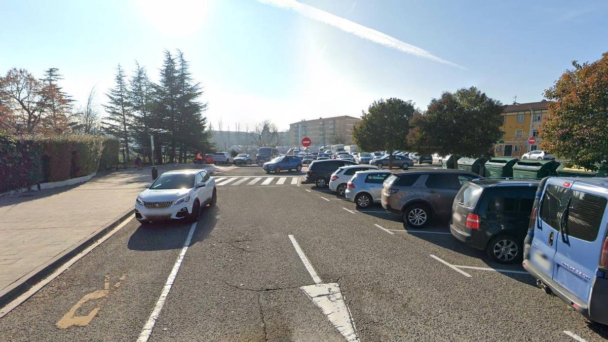 Coches en las inmediaciones del Colegio Irabia-Izaga. Coches en las inmediaciones del Colegio Irabia-Izaga.