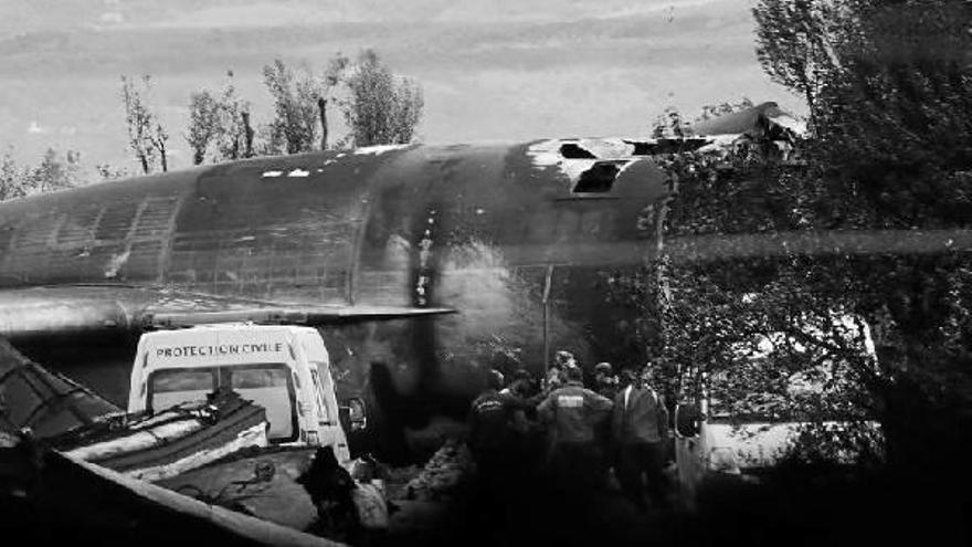 Equipos de rescate trabajan en labores de búsqueda de víctimas mortales junto al lugar en el que se estrelló el avión miliar en Argel. Fotos: Efe