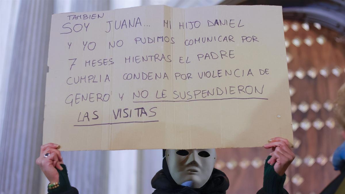 Un grupo de personas participan en la concentración a favor de Juana Rivas. A 14 de enero de 2024, en Granada.