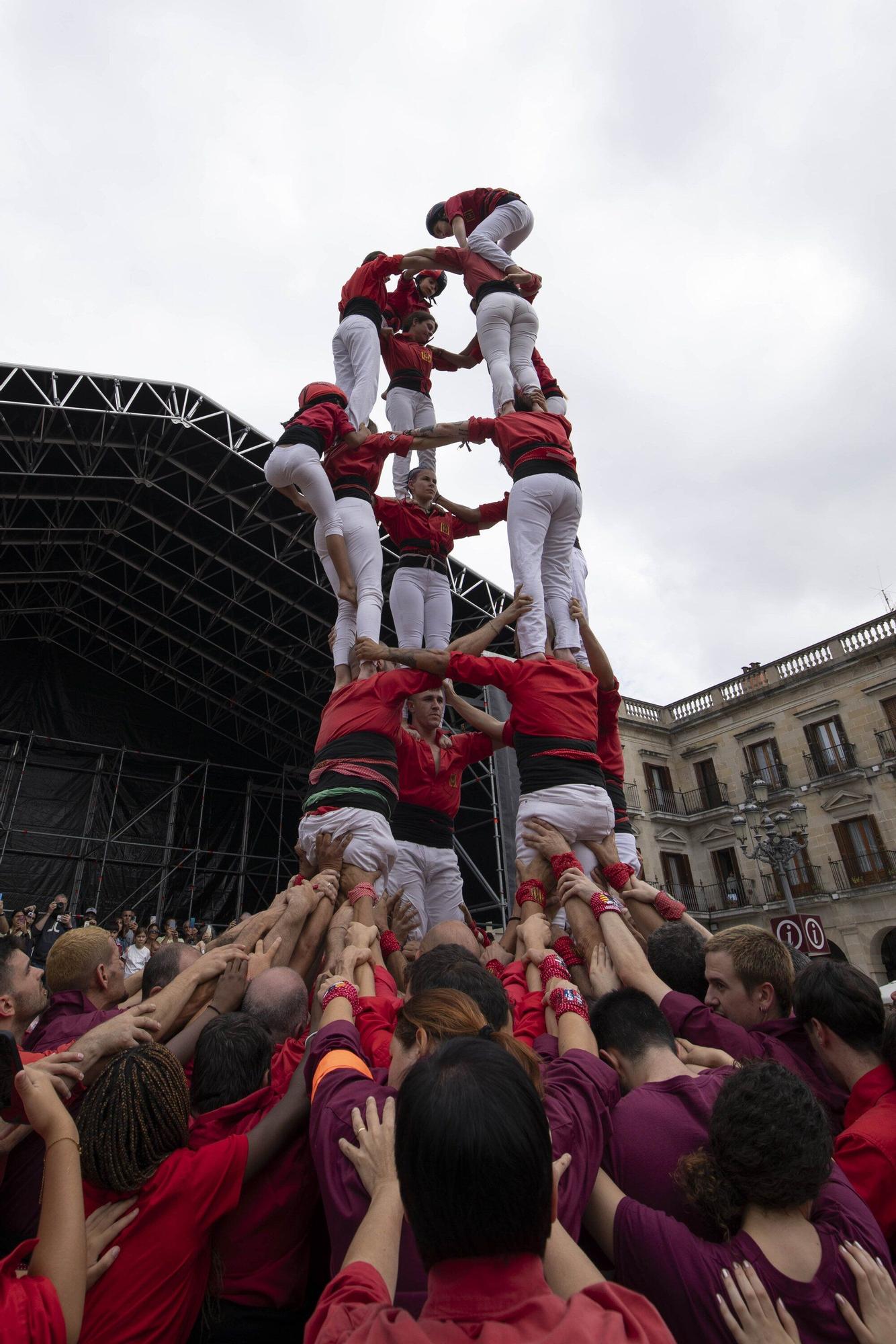 En imágenes: La Plaza Nueva de Vitoria acoge una gran Diada Castellera