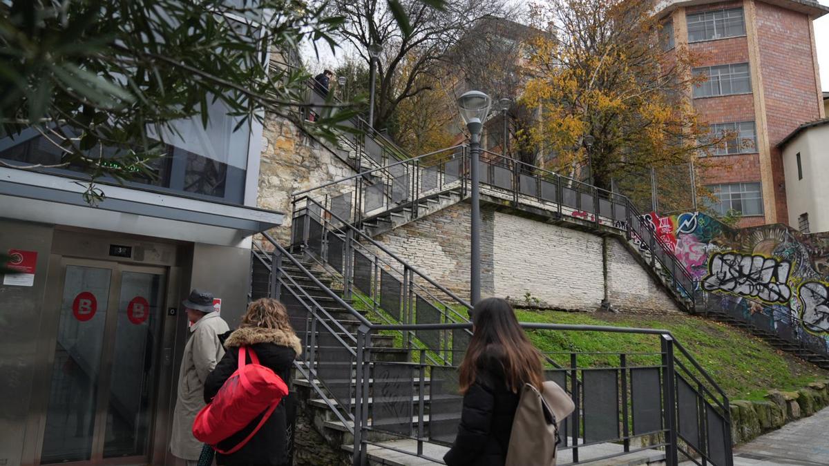 El colegio se ubica junto a las escaleras de acceso a Solokoetxe.