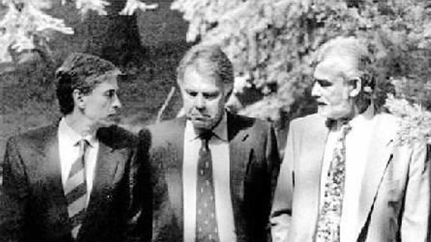 Ramón Jáuregui, Felipe González y Fernando Buesa, en una imagen tomada en La Moncloa en 1994.