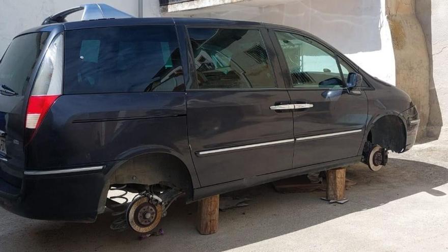 Roban las cuatro ruedas de un turismo en plena calle en Caparroso y las esconden a pocos metros