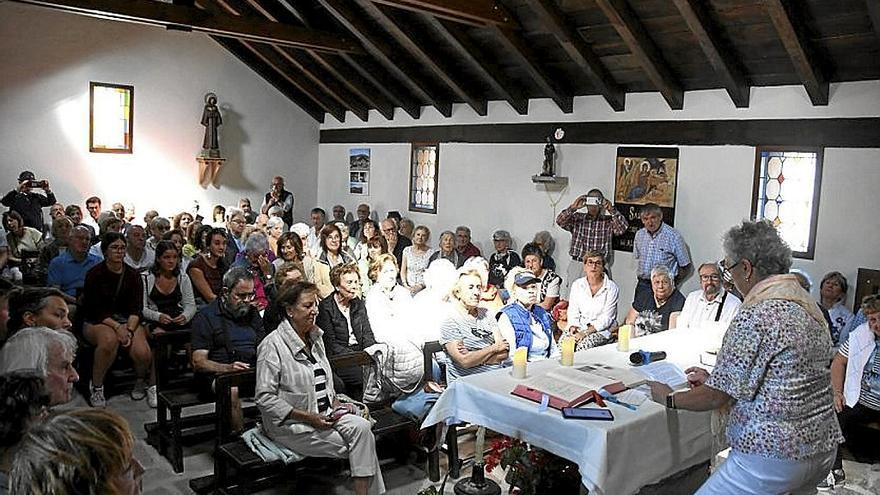 Bernardette Mihura se dirige a los y las asistentes al acto.