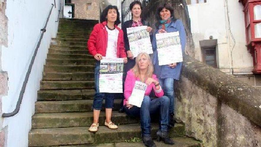Las organizadoras del primer congreso de mujeres forjadoras de desarrollo que tendrá lugar en octubre, ayer, en las escaleras de la calle Mari de Zumaia.