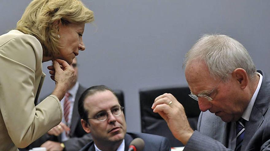 La vicepresidenta económica del Gobierno, Elena Salgado, conversa con el ministro alemán de Finanzas, Wolfgang Schäuble (d), antes del inicio de la reunión de ministros de Economía y Finanzas de la Unión Europea (Ecofin).