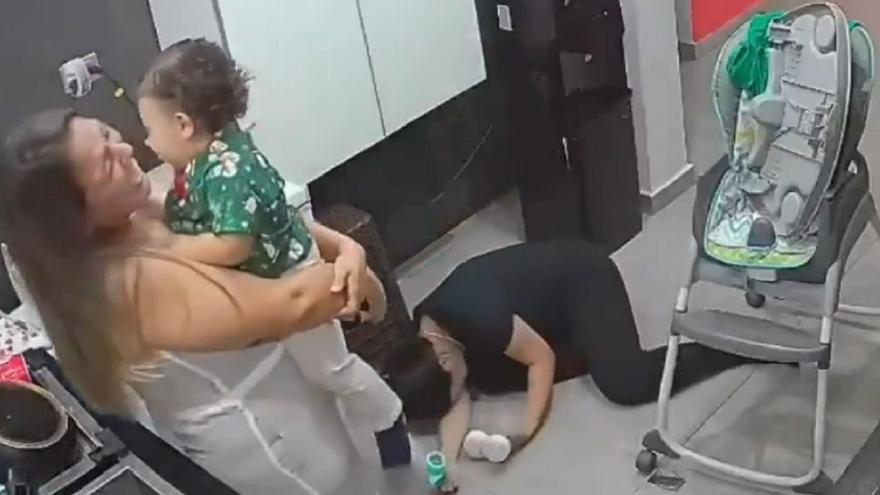 Una madre agotada da el biberón a su amiga en lugar de a su bebé y se vuelve viral