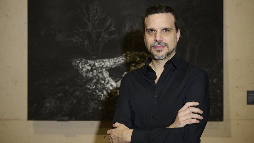 Nicolás Combarro ilumina la memoria de los campos de concentración en el MUN