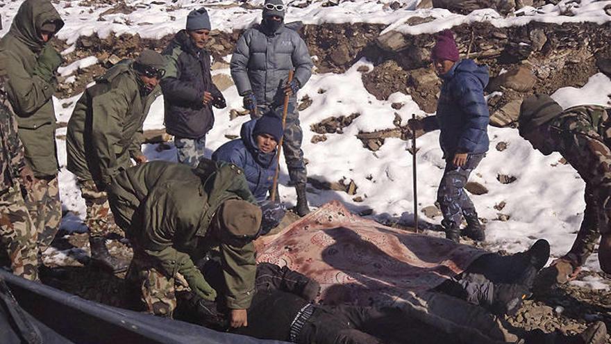 Asciende a 23 el número de muertos en la tragedia del Himalaya