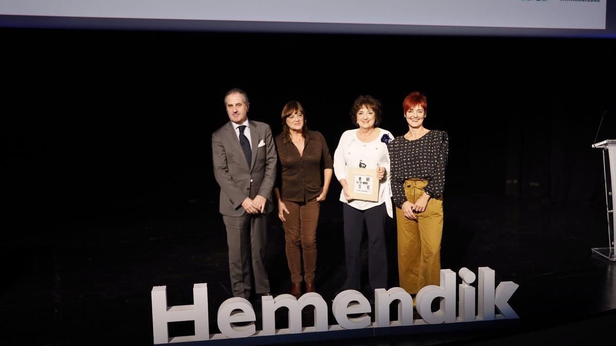 El director de la Cámara de Comercio, Mikel Arieta-Araunabeña, junto a Jaione, Itzi e Iratxe Aguirre, de la tienda de moda y complementos Kala.