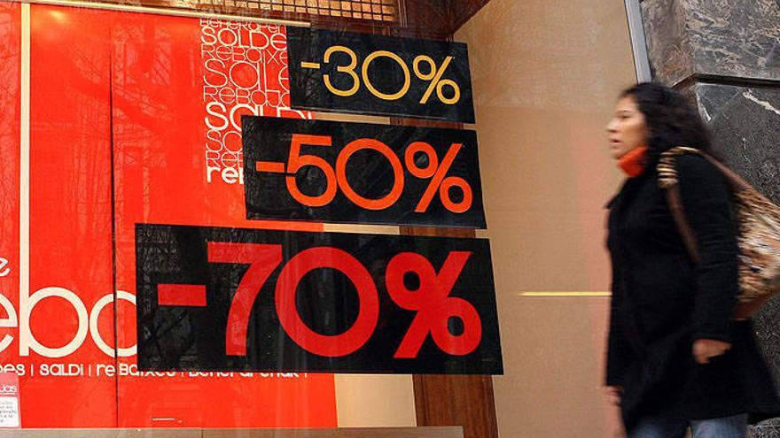 Un cartel de rebajas en una tienda.