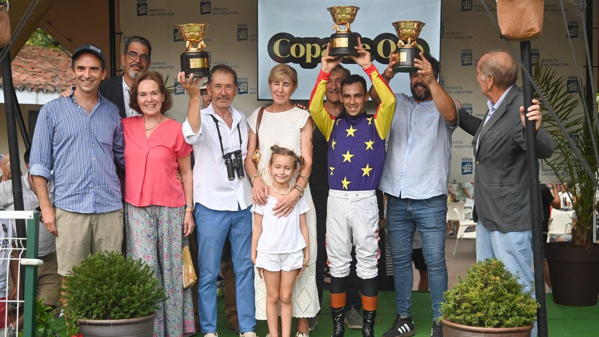 El alcalde de Donostia Eneko Goia entregó la Copa de Oro.