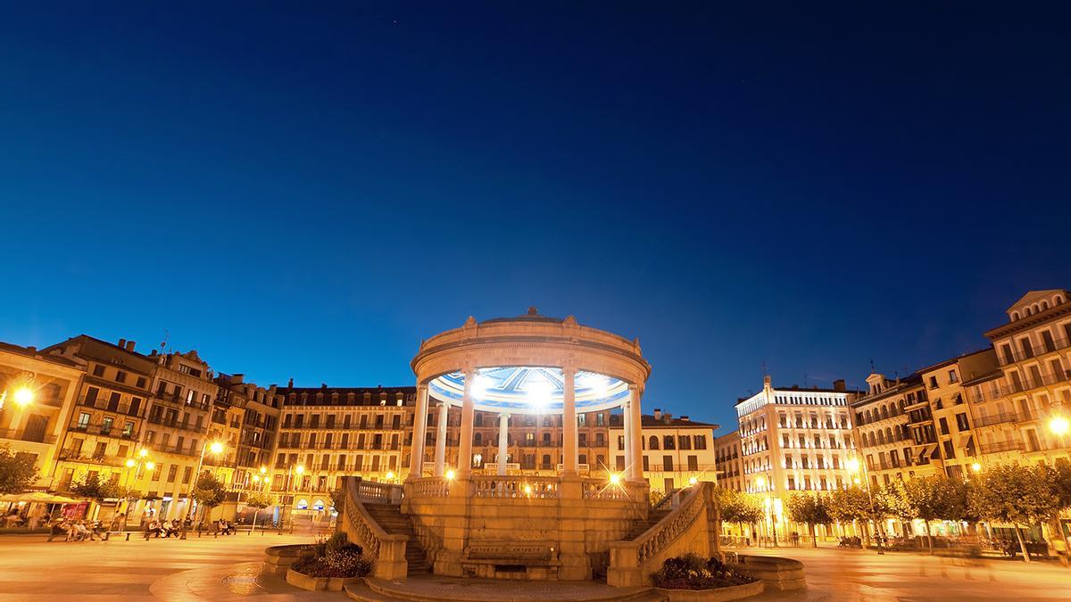 La Plaza del Castillo de Pamplona iluminada durante la noche.