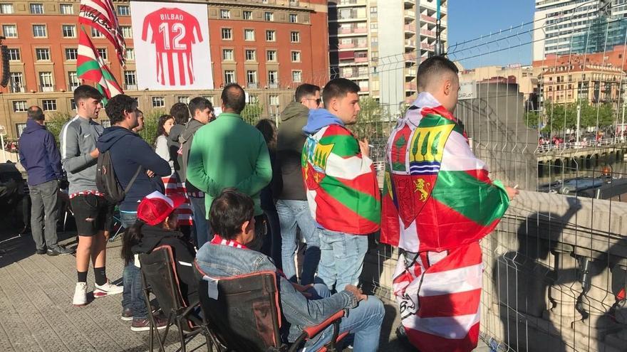 Los más madrugadores toman posiciones para no perderse el paso de la gabarra