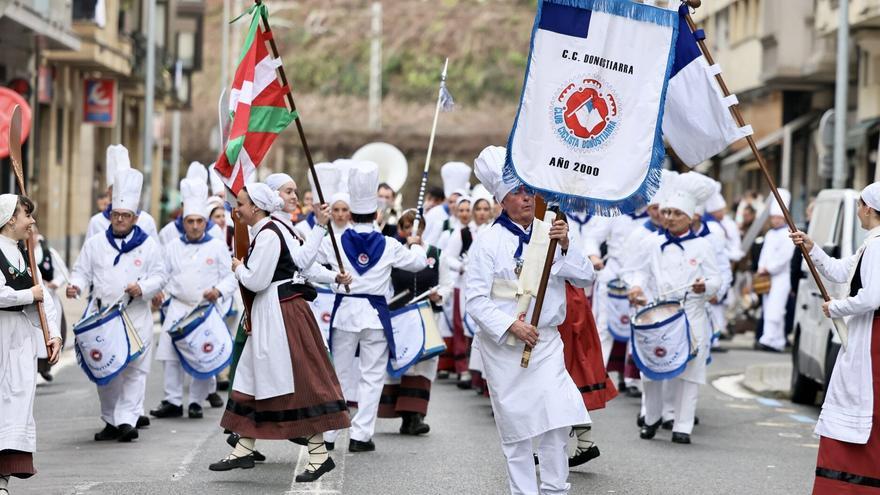 Fotos: las tamborradas de la mañana llenan Donostia de alegría