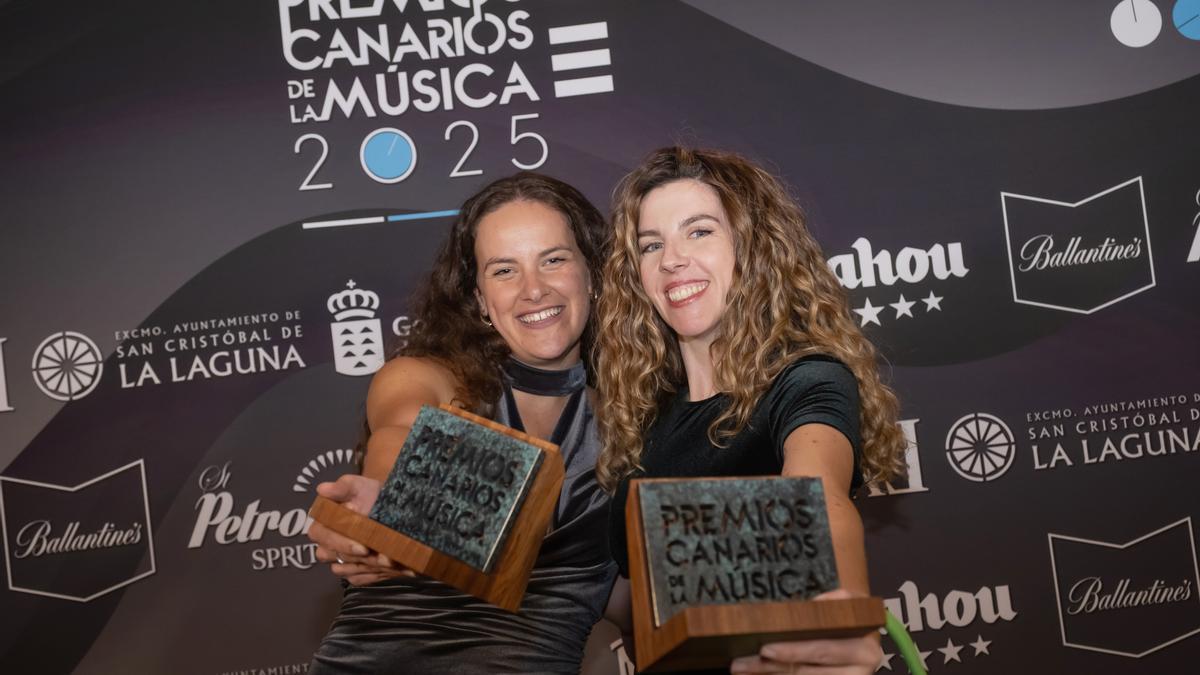 La directora y creadora visual navarra Maite Artajo (dcha.) y la cantautora canaria Julia Rodríguez (izda.), con sus galardones.