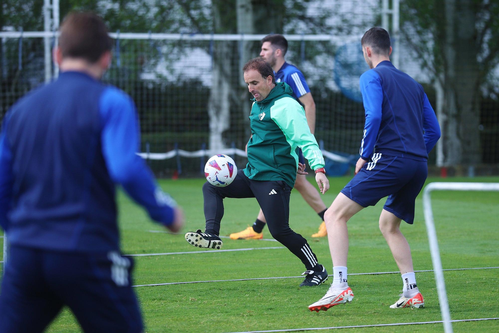 Jagoba Arrasate, 'uno más' en el ejercicio de fútbol - tenis en Tajonar