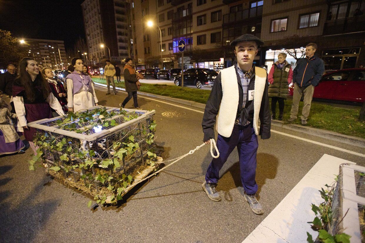 Olentzero y Mari Domingi recogen las últimas cartas en Iturrama