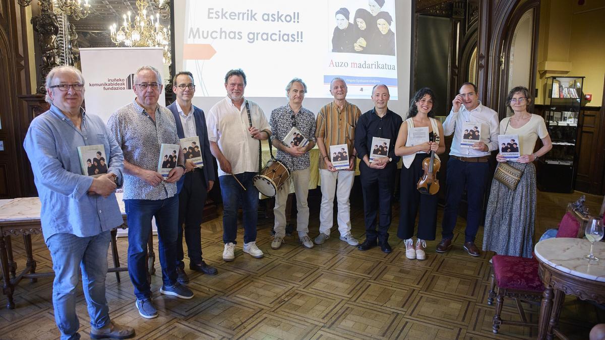 Foto de familia de homenajeados y participantes en el acto de este jueves en el Casino.