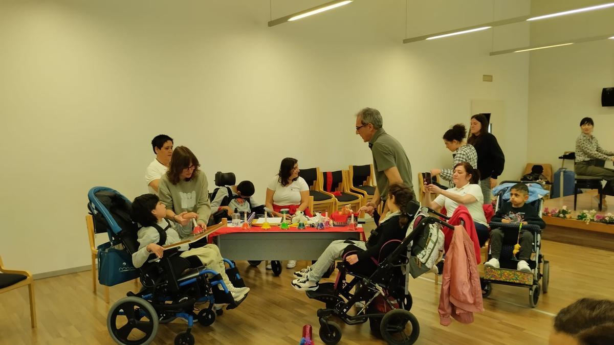 Varias personas con parálisis cerebral realizan diferentes actividades