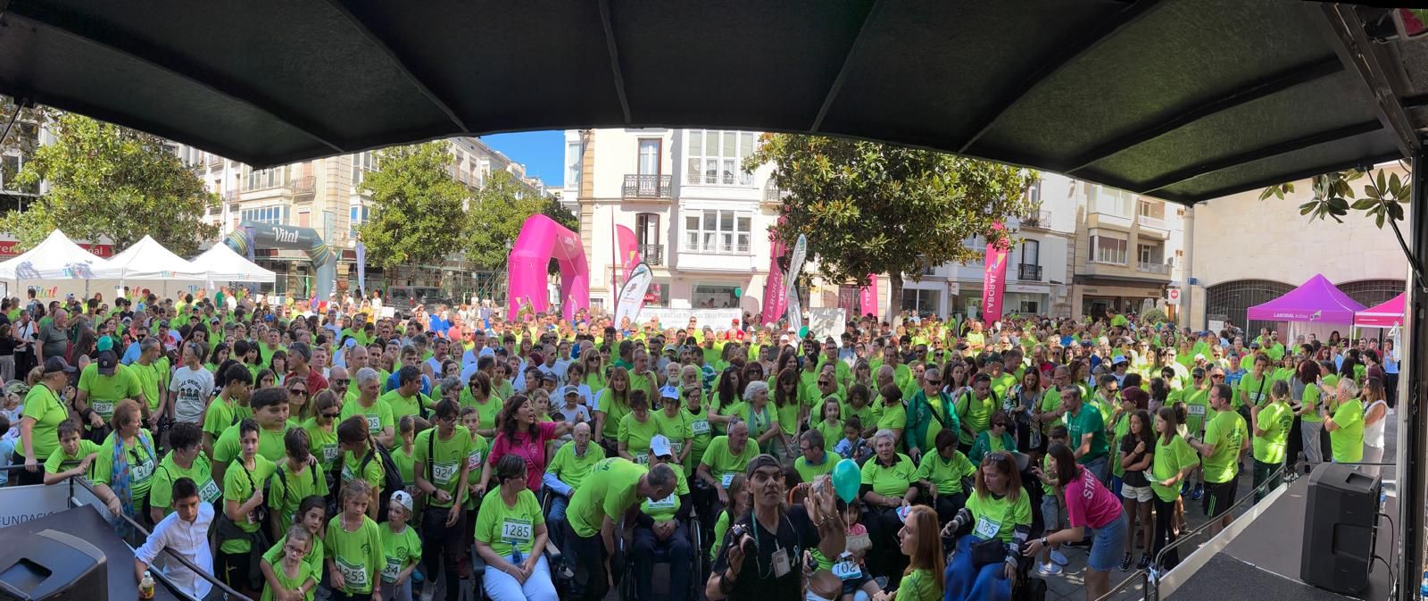 En imágenes: Vitoria se tiñe de verde por la ELA