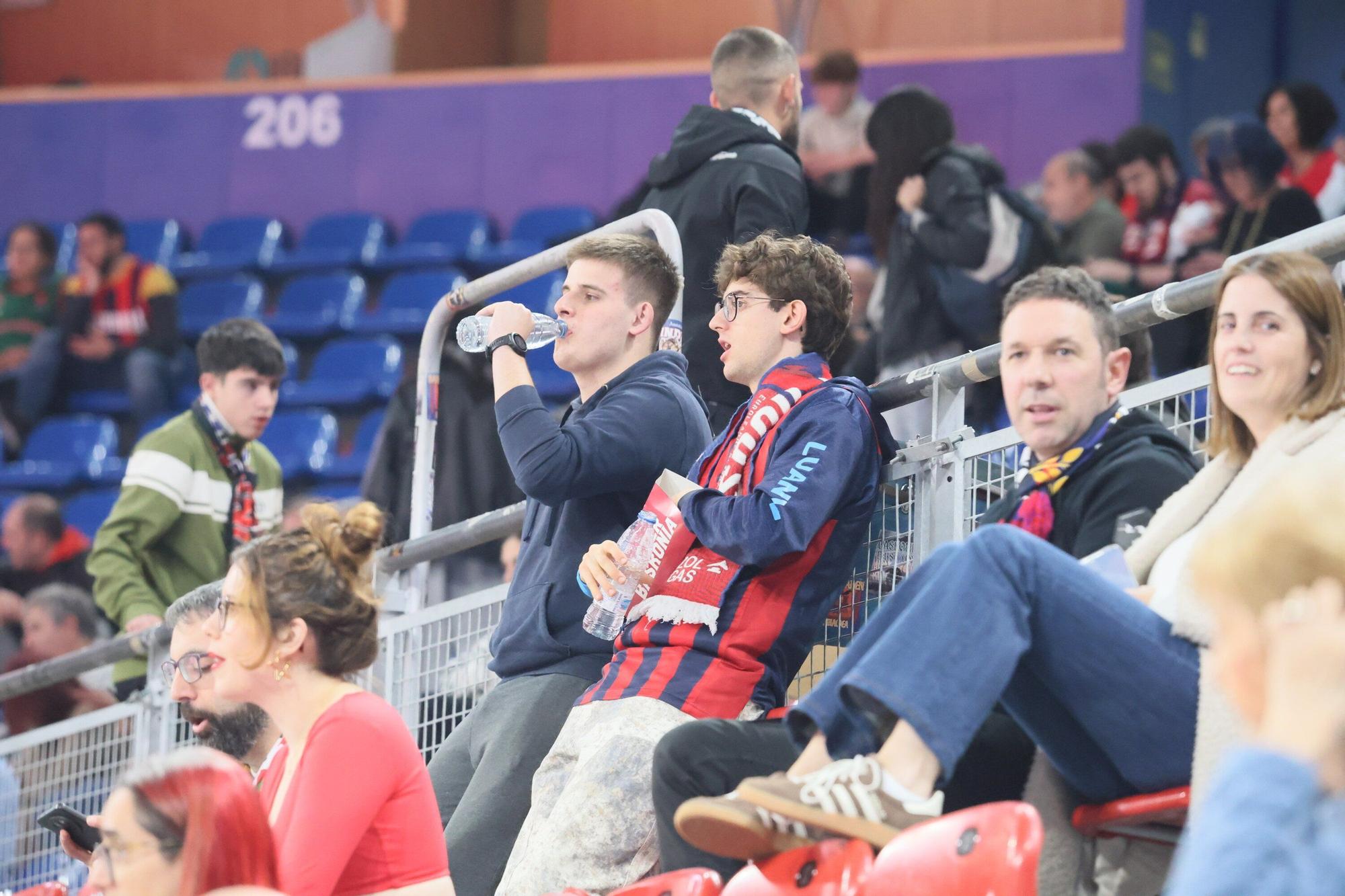 En imágenes: ¡Búscate en las gradas del Buesa Arena en el Baskonia - La Laguna Tenerife!