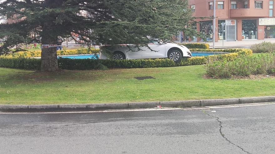 Pierde el control del vehículo y termina encima de una rotonda en Barakaldo