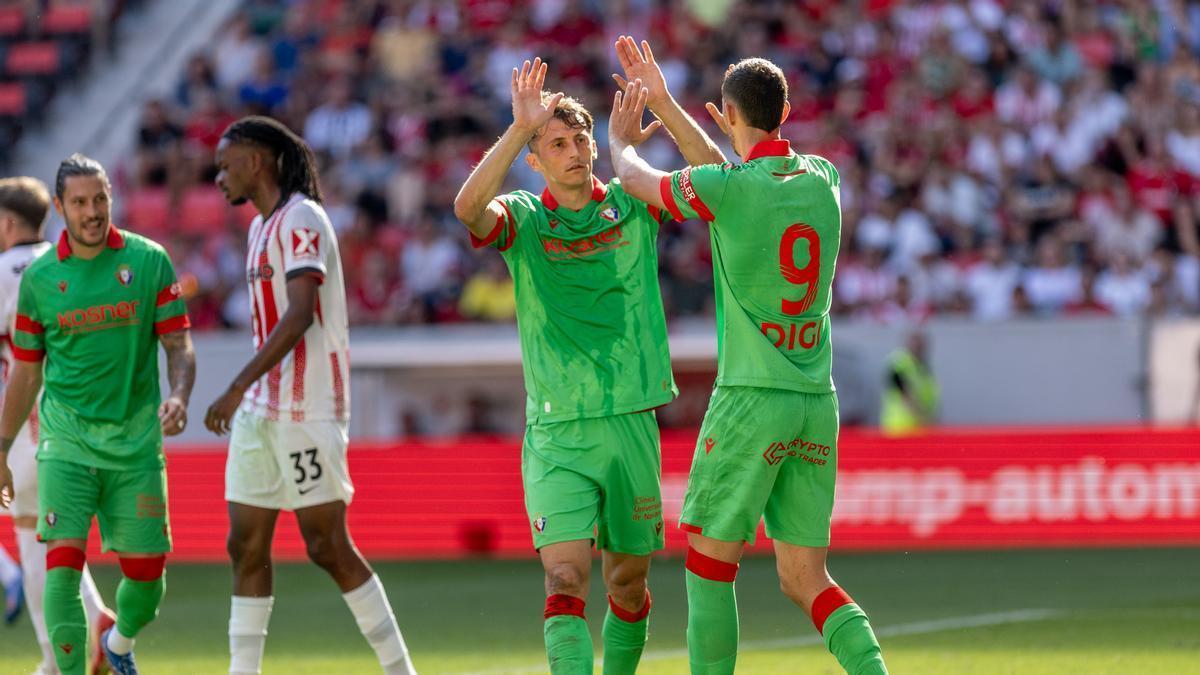 Budimir y Raúl celebran uno de los goles ante el Friburgo.