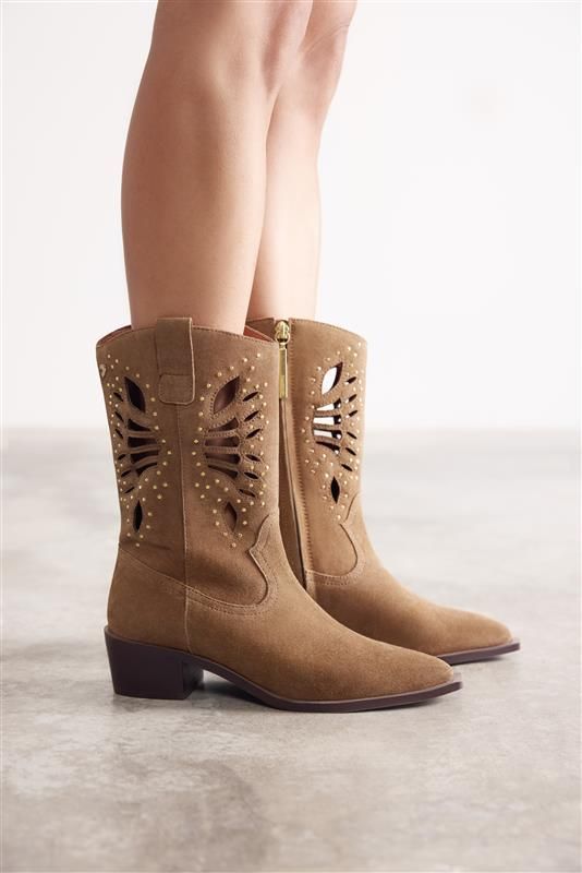 Bota tipo cowboy.