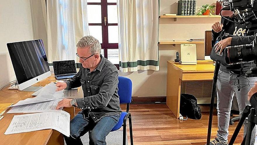 Juan Carlos Pérez, trabajando en la ópera.
