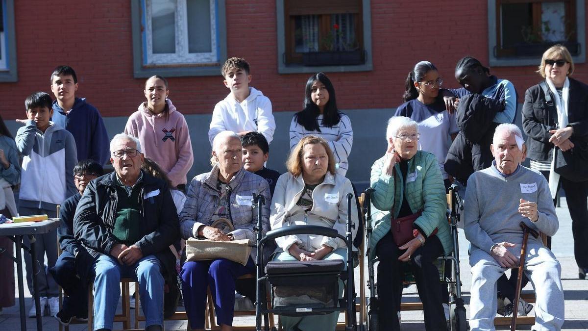 Burlada, en la plaza Parrita, celebra el Día de los Mayores en un acto organizado por el Ayuntamiento.