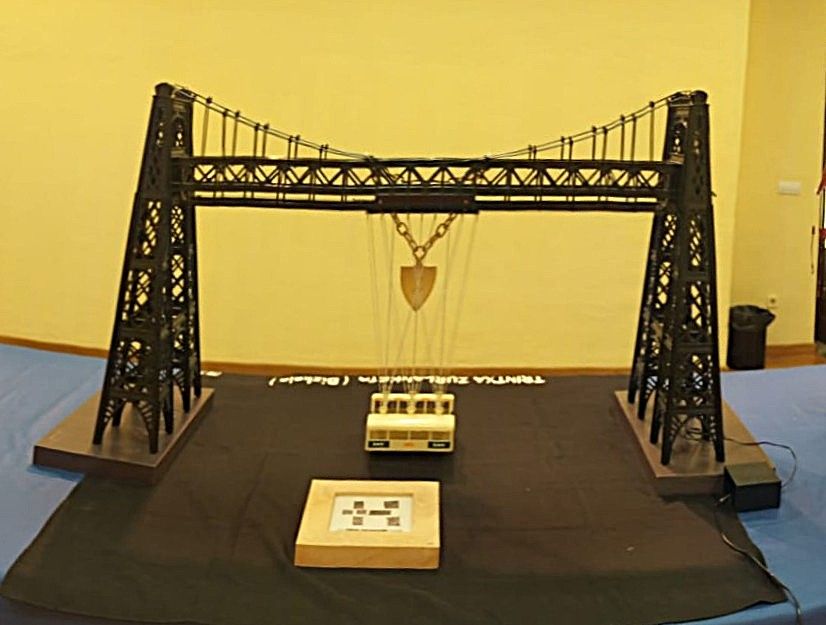 Reproducción en hierro del Puente Colgante