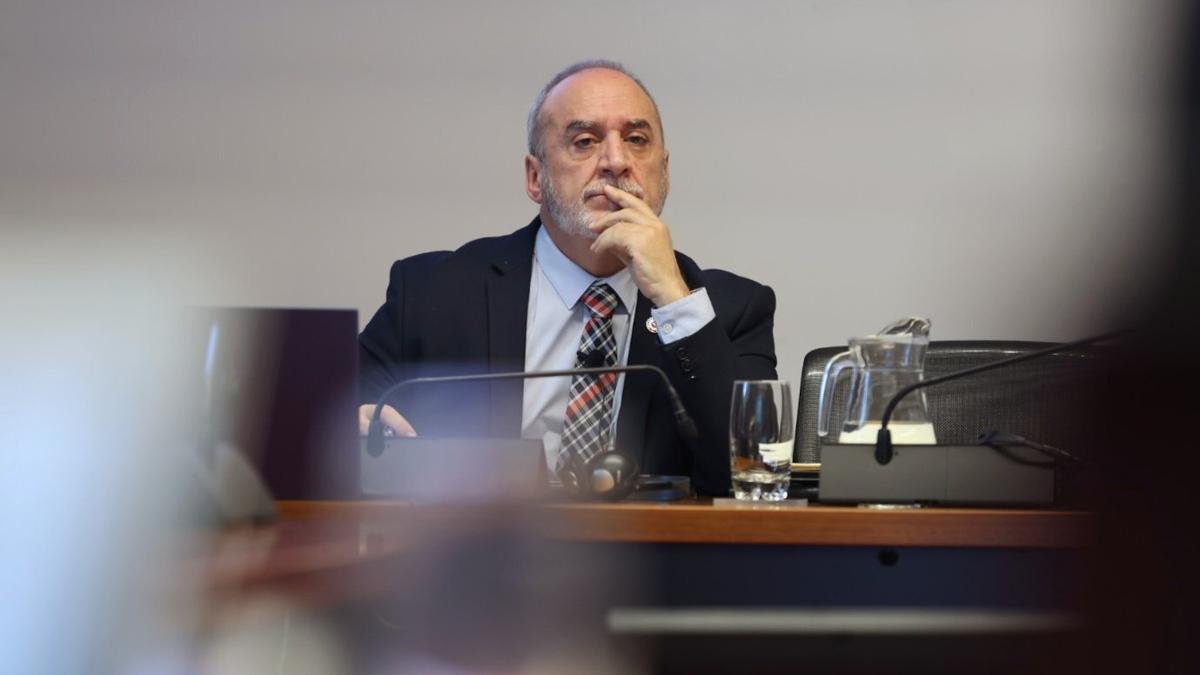 Juan Cruz Cigudosa, cuando era consejero del Gobierno de Navarra, durante una comparecencia en el Parlamento foral.