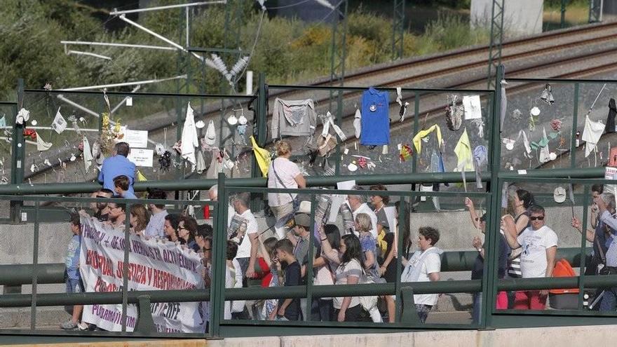 GRAF6315. SANTIAGO DE COMPOSTELA, 24/07/2018.- Víctimas y familiares de los fallecidos en el accidente de tren ocurrido hace hoy cinco años en la curva de Angrois, en las proximidades de la estación de Santiago de Compostela, reclaman &quot;verdad&quot; y