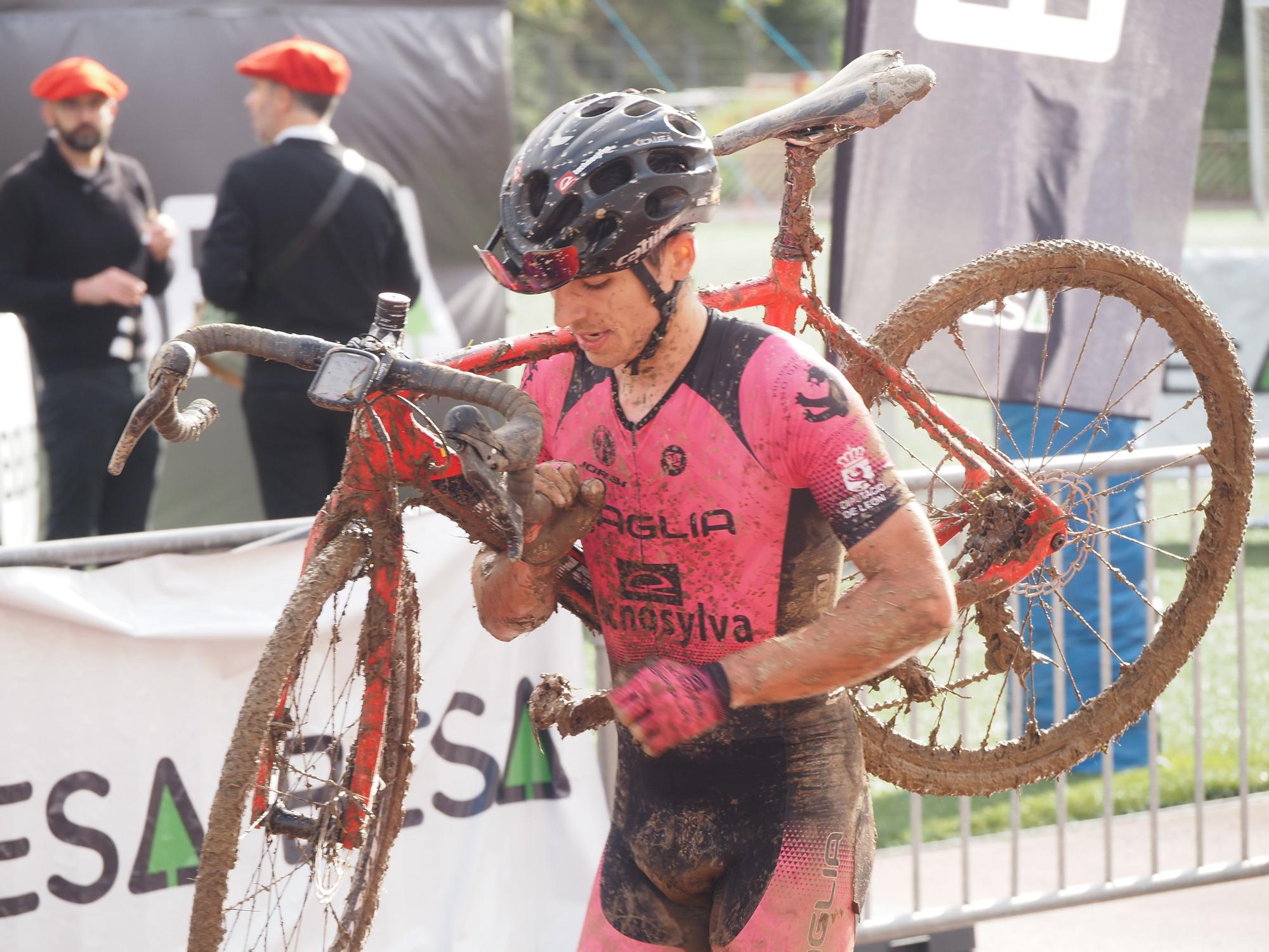 El barro se sumó al espectáculo de ciclocross en Elgoibar