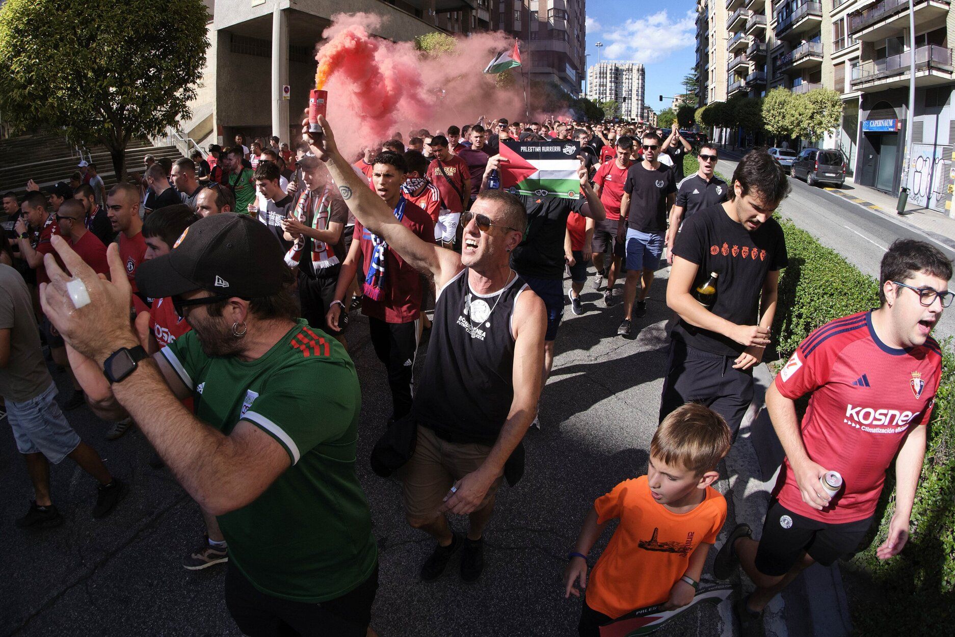 La afición primero: numerosa marcha reivindicativa de los aficionados de Osasuna y Rayo