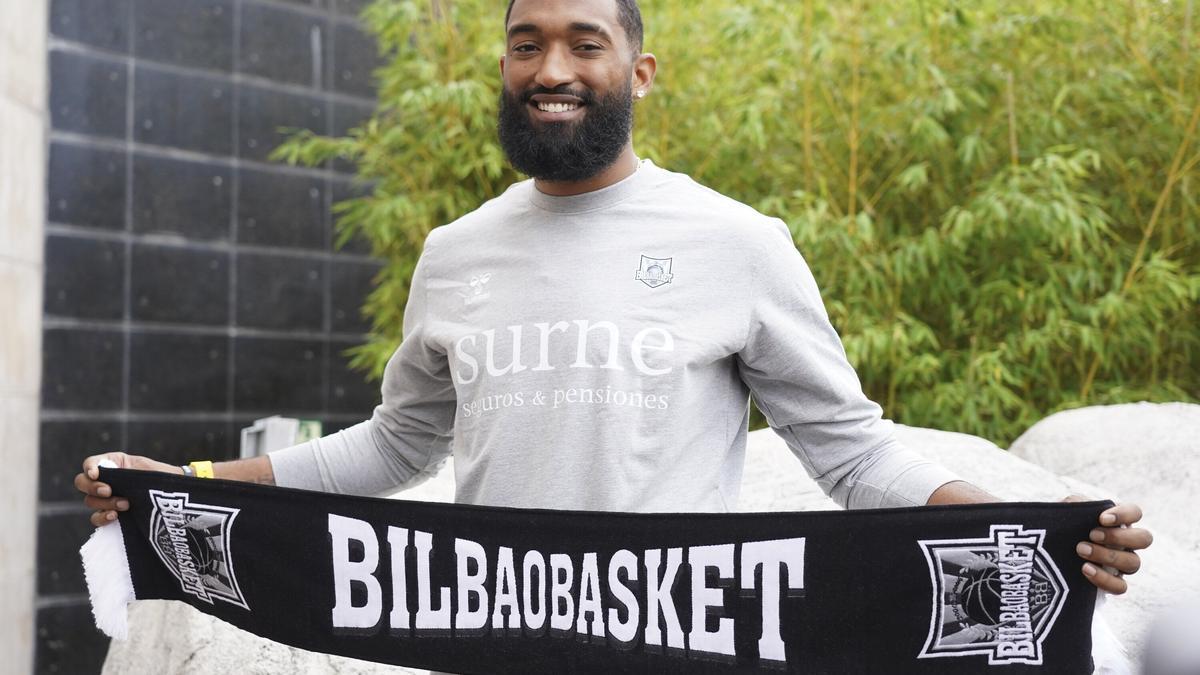Darrin Hilliard posa en el hotel Puerta de Bilbao, donde fue presentado oficialmente.