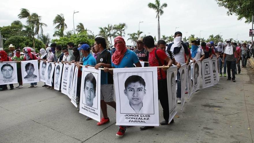 Miles de estudiantes, maestros y familiares de los desaparecidos marchan en el puerto de Acapulco para exigir el regreso a casa de los jóvenes desaparecidos