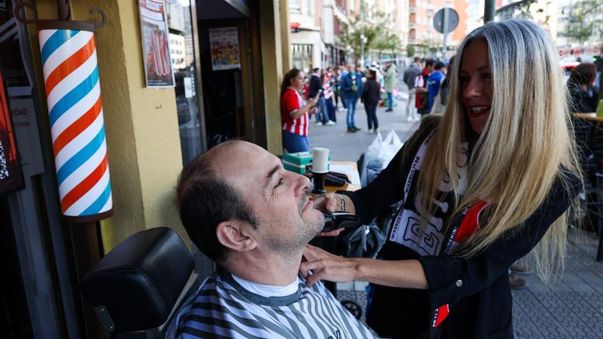 Cortes de bigote, risas y emoción rojiblanca: el bar Campeones vive su jornada Movember en Bilbao