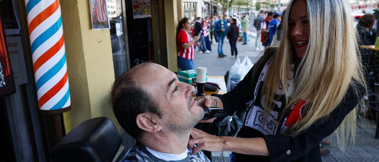 En imágenes: el bar Campeones de Bilbao se transforma en barbería y se une al movimiento solidario Movember
